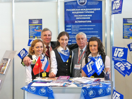 Ректор РМАТ Е.Н. Трофимов, проректор А.Н. Антошин и студентки РМАТ на выставке Интурмаркет 2013