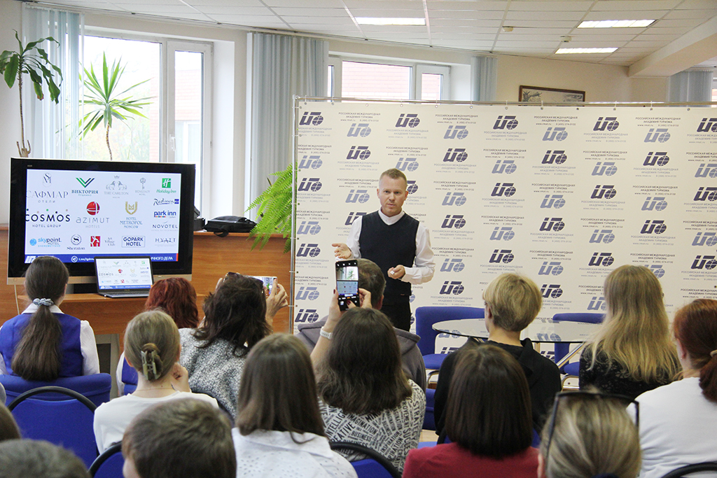 Арсений Роман Михайлович - к.п.н., доцент, заведующий кафедрой туризма и гостиничного дела РМАТ