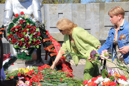 Студенты и преподаватели РМАТ возложили цветы к памятнику скорбящей матери в День Победы (2013)