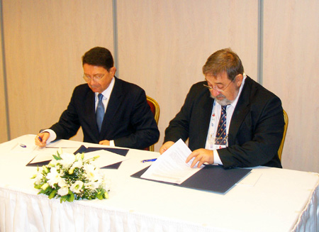 Генеральный секретарь ЮНВТО Талеб Рифаи и Ректор РМАТ И.В. Зорин на подписании Соглашения о сотрудничестве, г. Стамбул, 2012