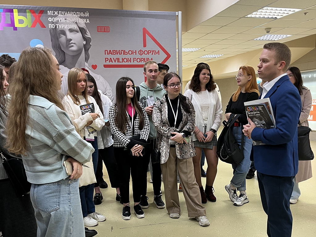 Заведующий кафедрой туризма и гостиничного дела РМАТ Роман Михайлович Арсений проводит занятие для студентов на выставке Отдых 2022